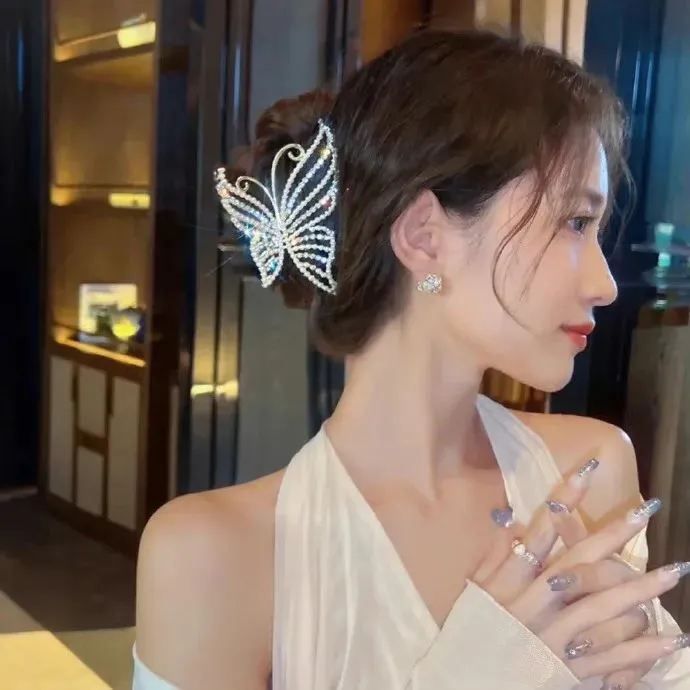 游泳池中的清凉夏日